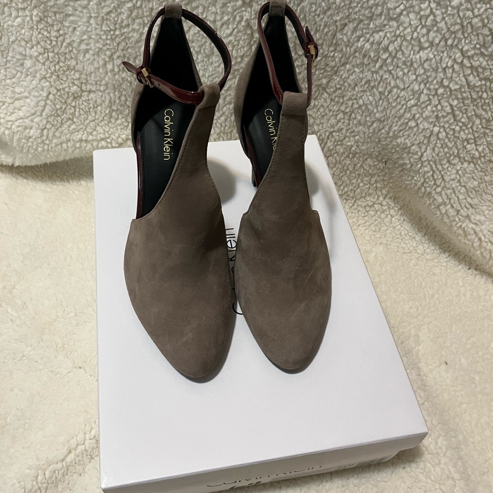 CALVIN KLEIN CHERILYN KID SUEDE PUMPS SIZE 8.5 NEE IN BOX!